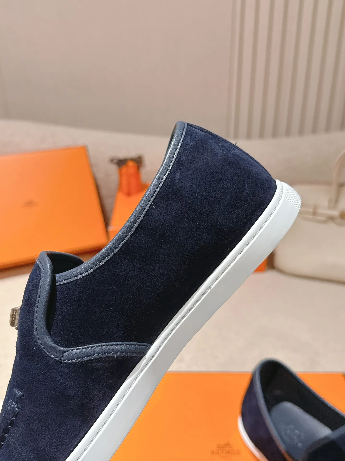 Men's Men's Shoes 600💰 Hermes# Couple Studded Loafers Calfskin and suede goatskin lace-up free sneakers with signature "H" detail. The design is simple and smooth, creating a fashionable urban look. It is comfortable and versatile. H family classics are not outdated, and the delivery counter is exquisitely packaged🛍📦 Fabric: Original customized imported first-layer cowhide/cow down Lining: Imported soft sheepskin Sole: Original open-molded anti-slip TPU material Size: 35-45